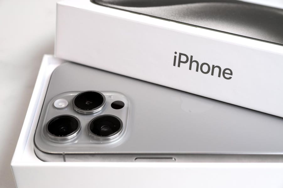Apple представя нови оферти и актуализации: iPhone камера, M5 MacBook и още