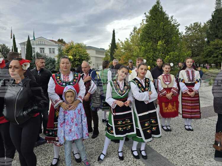 Фолклорна омая: Танцьори от цялата страна се събраха в Нова Загора