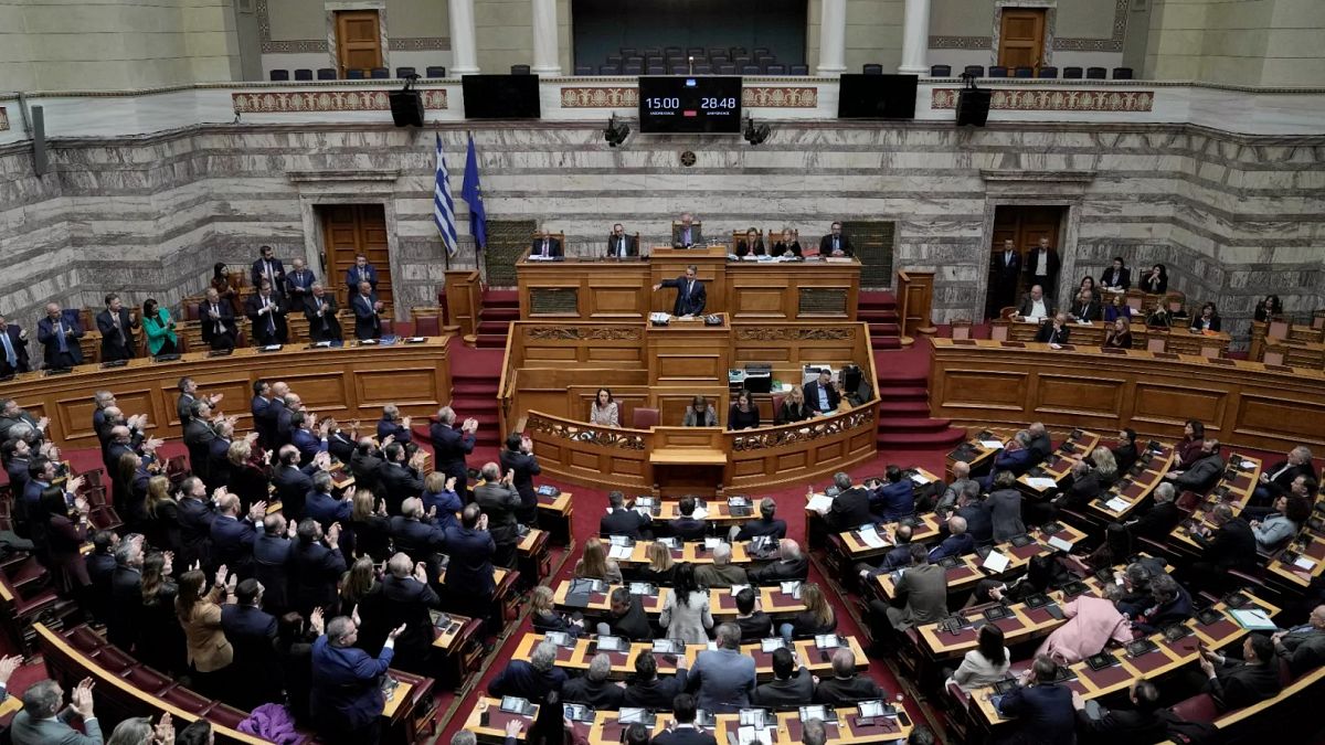 Гърция одобрява закон за удължаване на работните часове въпреки протестите