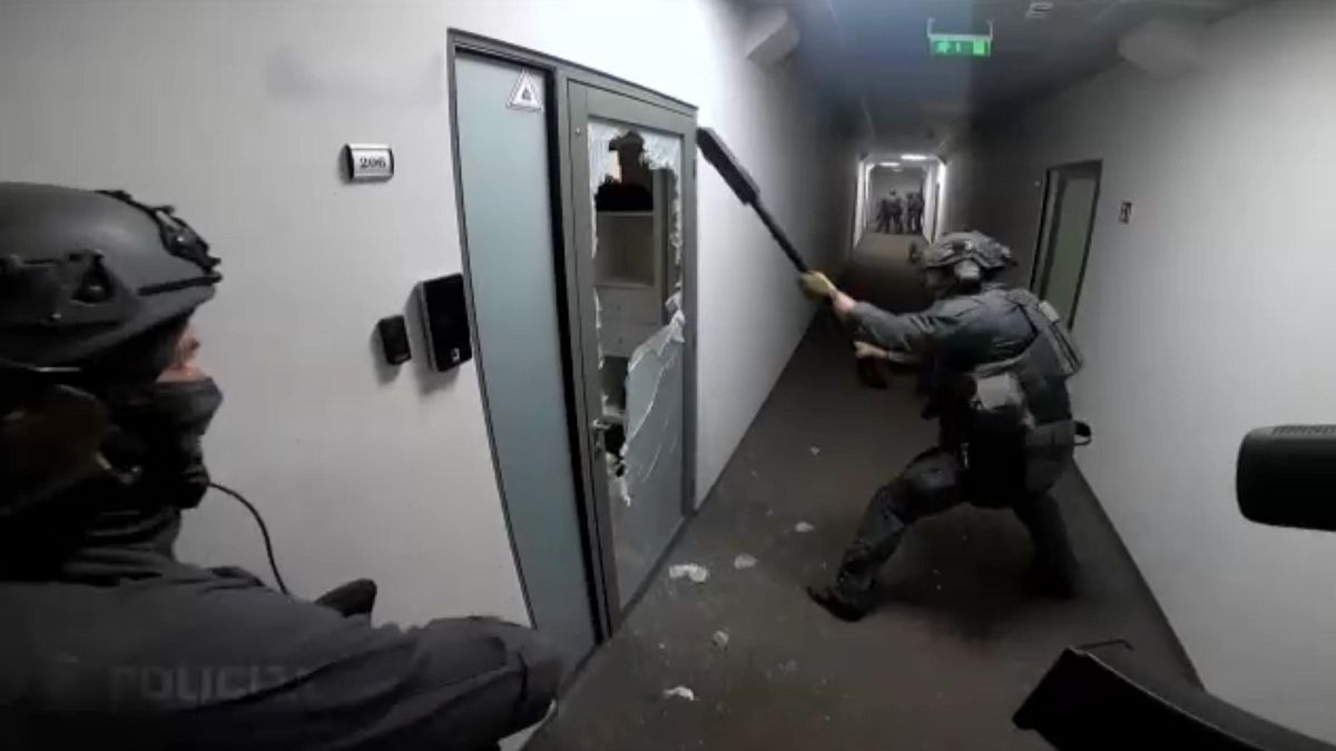 Латвийската полиция разбива европейска киберпрестъпна мрежа: арестувани седем заподозрени