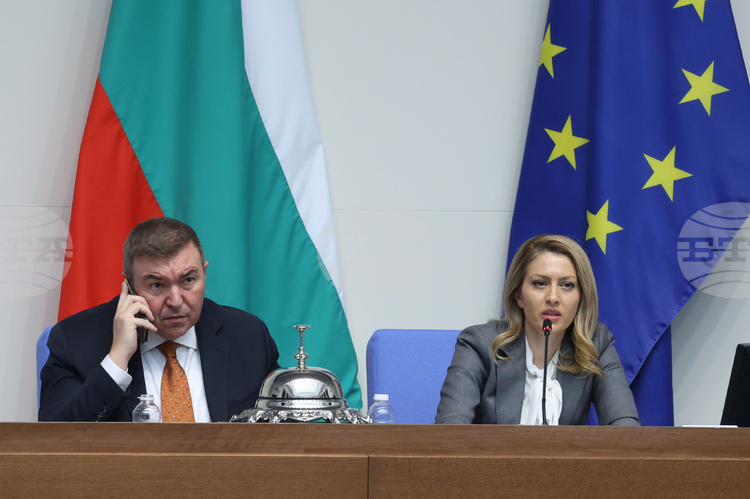 Парламентът обсъжда временна мярка за ограничаване на износа на нефтопродукти в ЕС