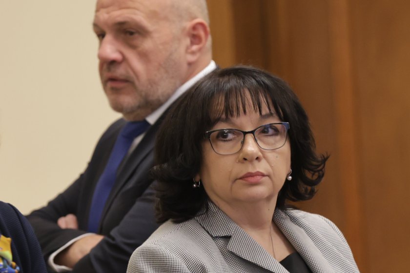 Финансовият министър Петкова: Българинът не обеднява, ръст в доходите през 2025 г.