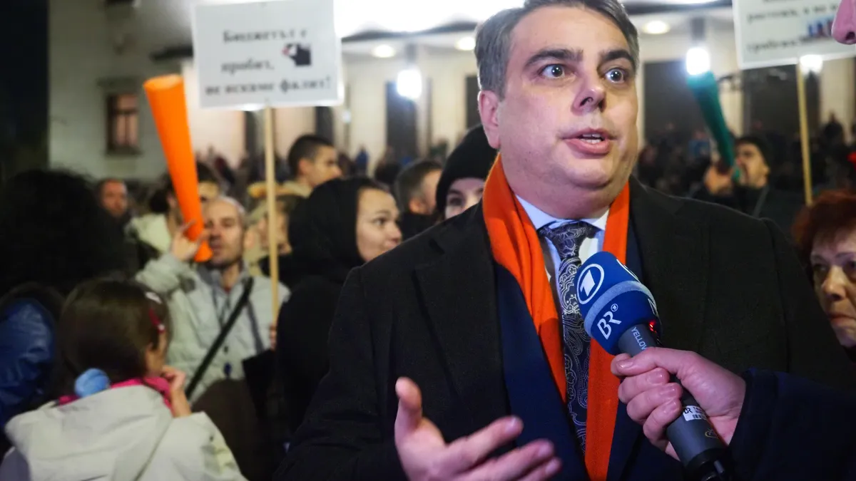 Асен Василев призовава Борисов: Оттеглете бюджета, за да избегнете криза