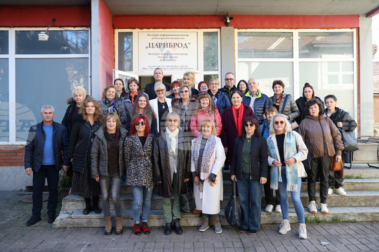 Българска делегация посети Културния център в Цариброд за Деня на будителите