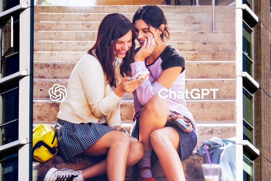 Три години ChatGPT: Как AI промени нашето общество