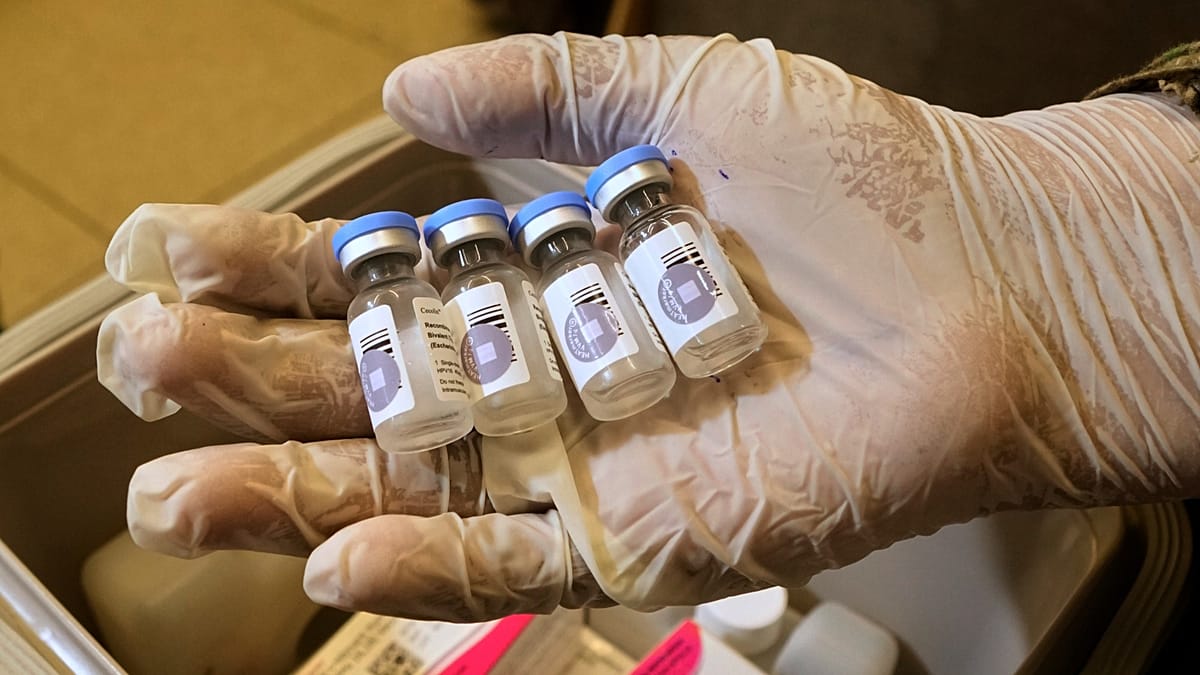 HPV ваксината значително намалява риска от рак на шийката на матката, показва мащабен преглед