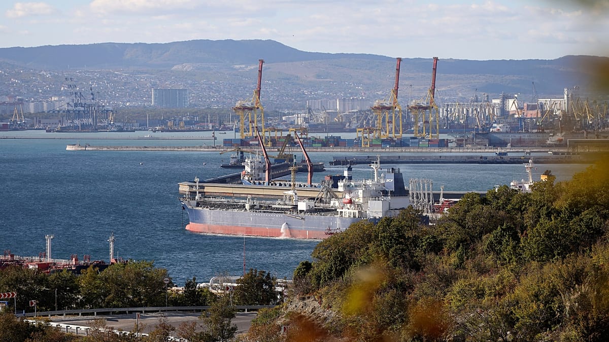 Пожар на руски санкционирани танкери в Черно море край Турция