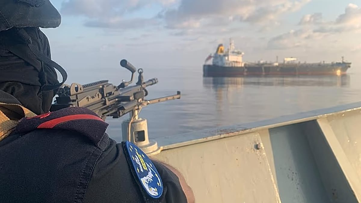 Европейски военноморски сили спасяват екипаж на кораб, нападнат от сомалийски пирати
