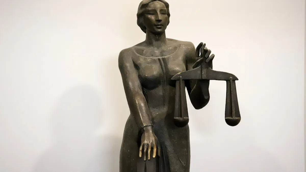 Млад македонец разследван в САЩ за незаконно политическо дарение