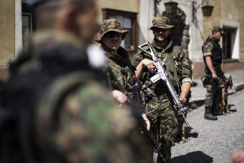 Швейцария гласува за задължителна военна служба за жените: какво означава това за Европа?