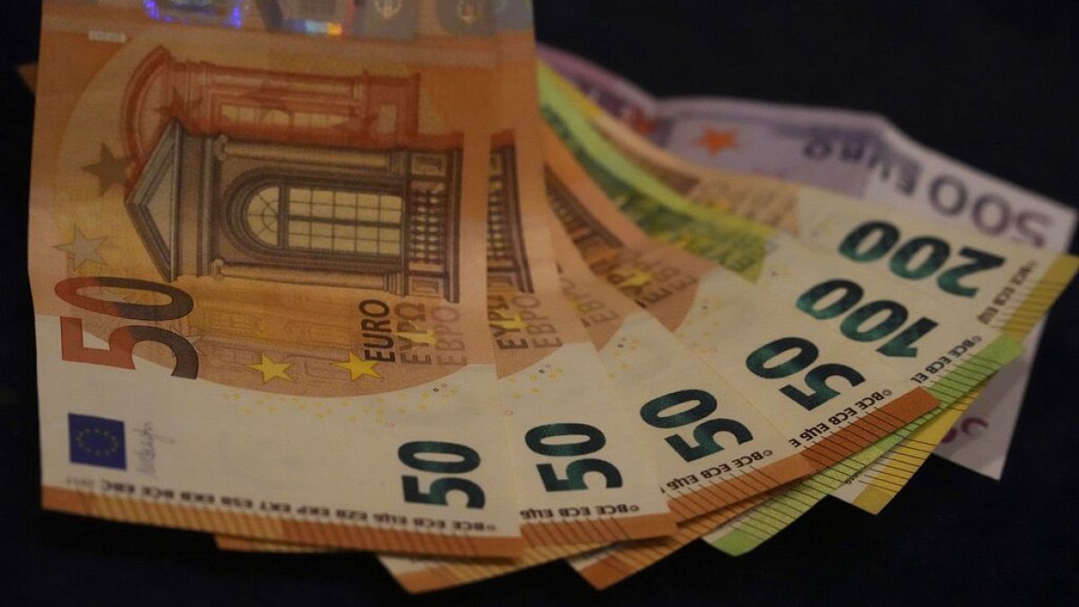 Заплатите в ЕС нарастват с 5.2% през 2024: Къде са най-големите увеличения?