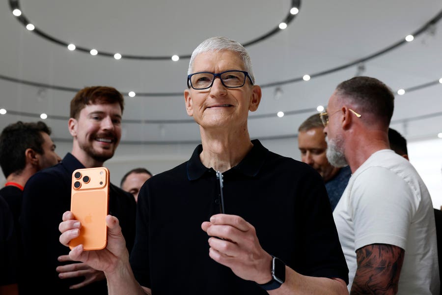 Apple разкрива спецификациите на iPhone 18 и предизвиква Adobe