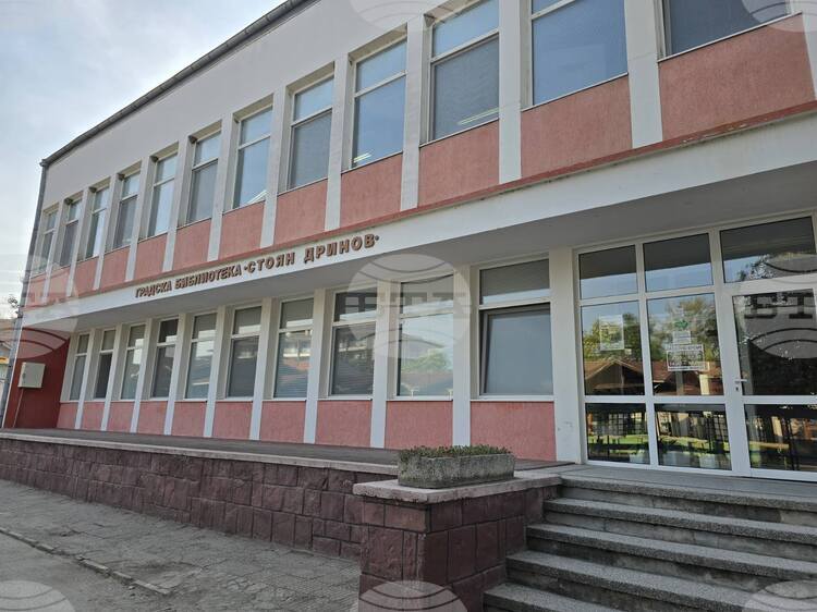 Асен Дипчев представя преиздадената си стихосбирка в Панагюрище