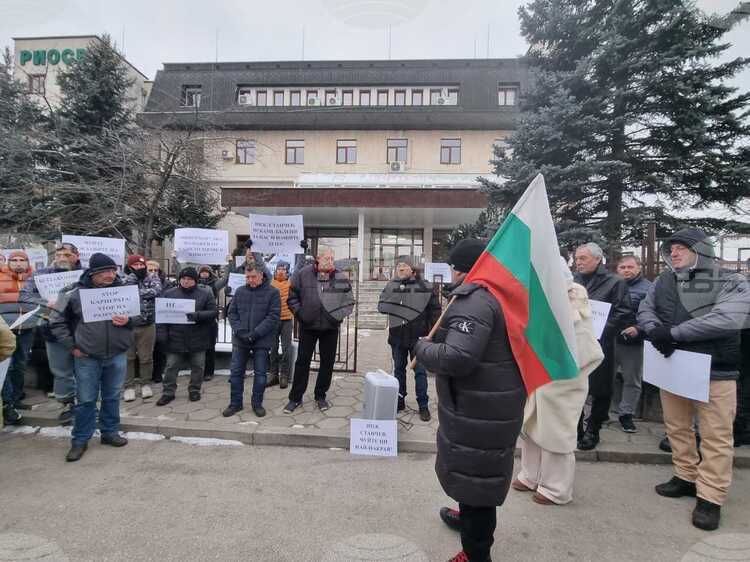 Протест срещу кариера за варовик край Велико Търново: Затворено кръстовище на главен път