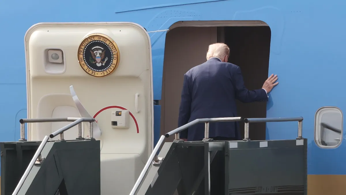 Електрически проблем принуди Air Force One с Тръмп на борда да се върне в база „Андрюс“