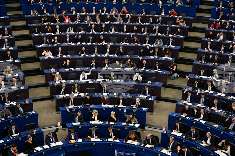 Европейският парламент спира ратифицирането на търговското споразумение със САЩ