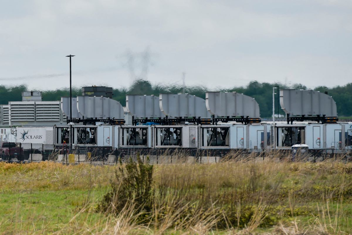 EPA: Незаконно използване на газови генератори от xAI на Илон Мъск