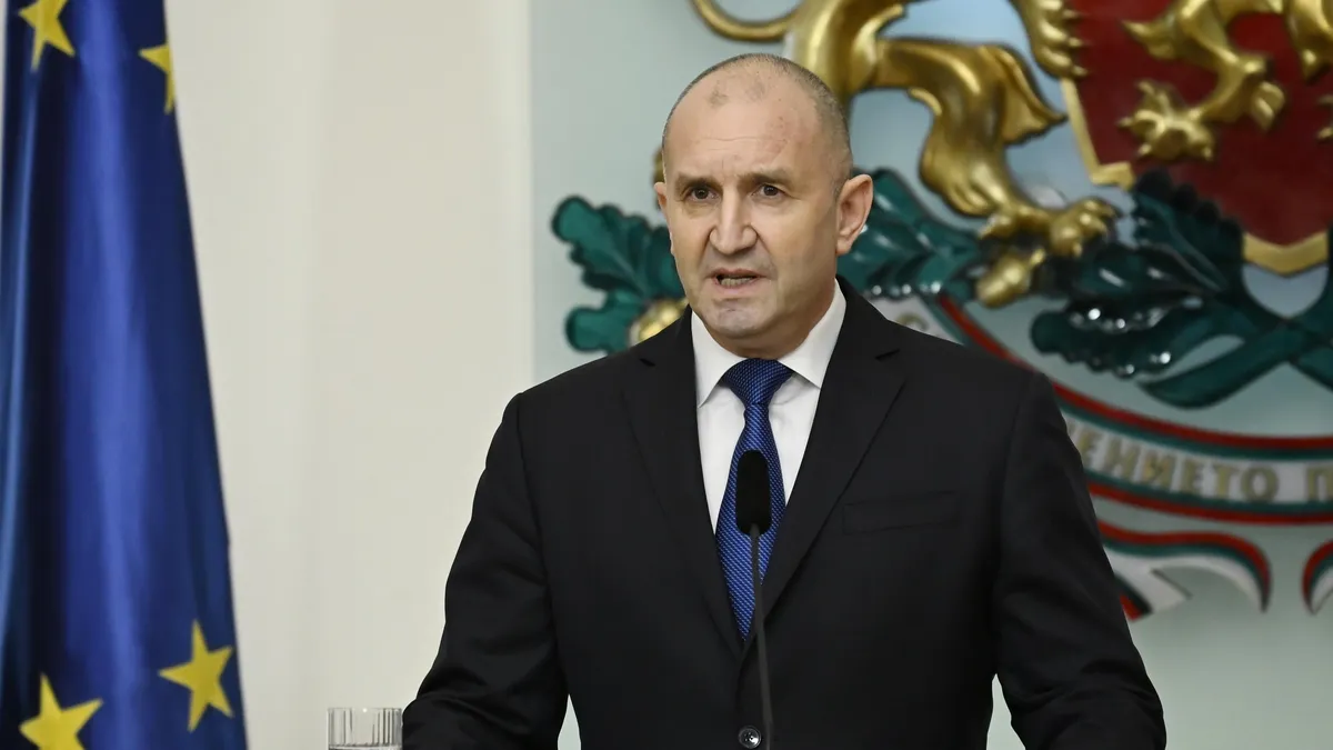 64% от българите одобряват оставката на президента Радев, показва проучване на „Галъп“