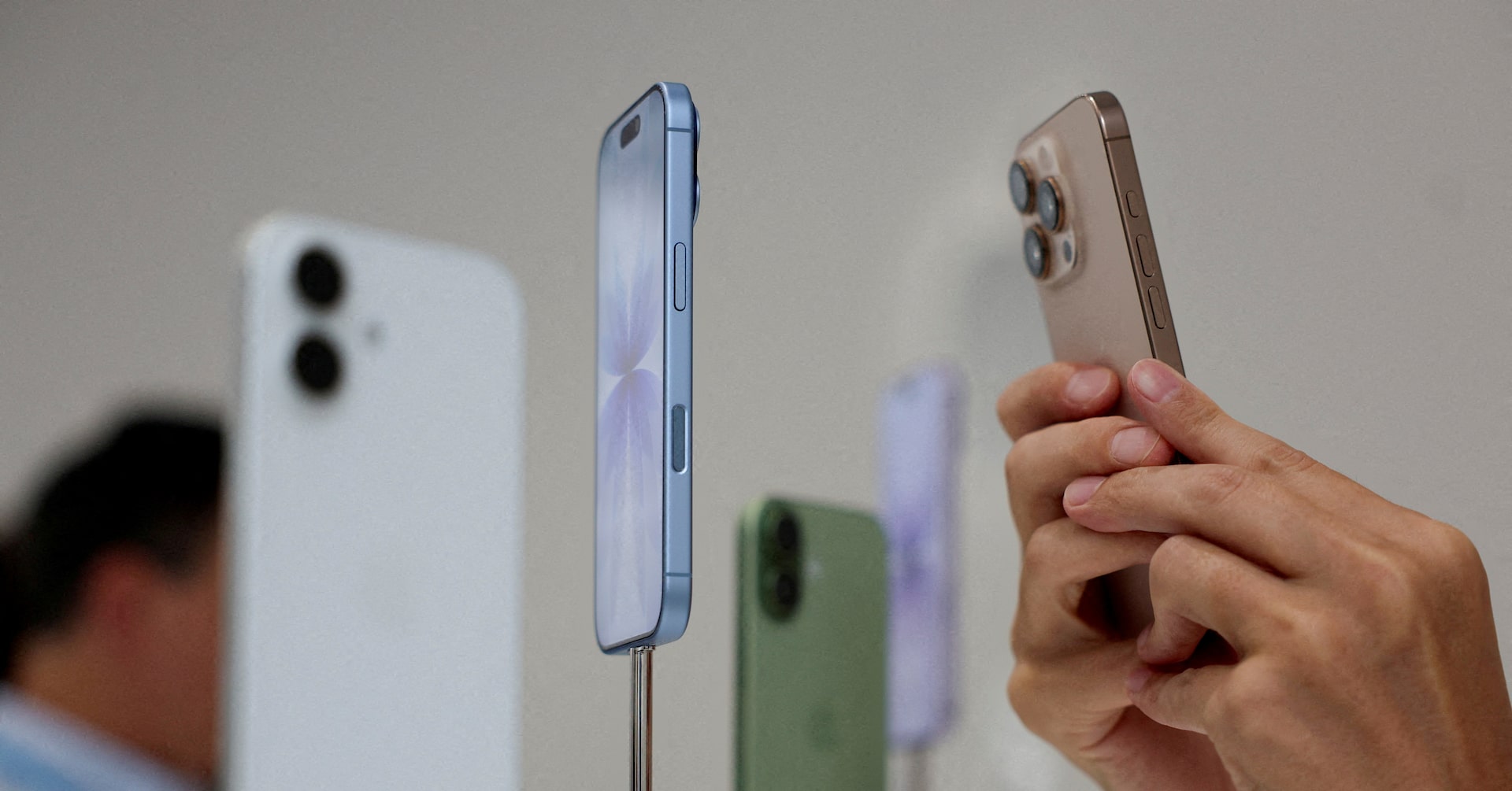 Apple води глобалния пазар на смартфони с 20% дял през 2025 г.