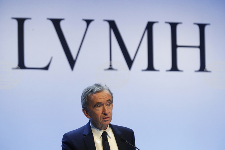 Инвеститори настояват за яснота относно наследника на Бернар Арно в LVMH