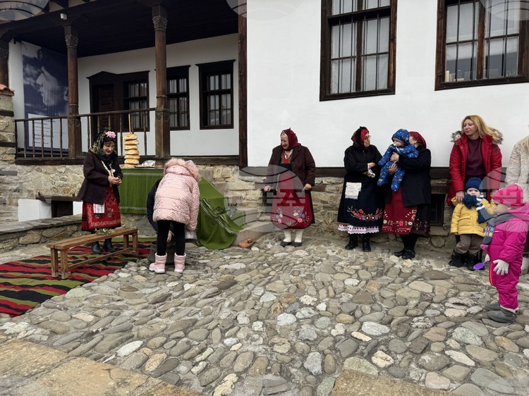 Казанлъшкото читалище „Жар“ възражда традициите на Бабинден
