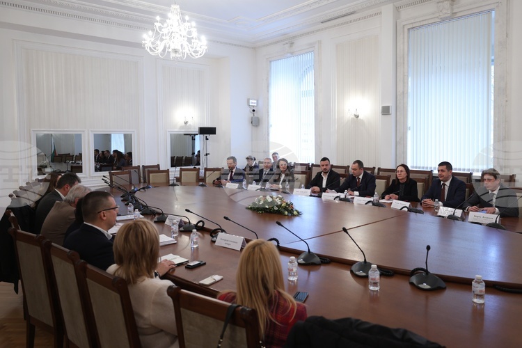 КЗК идентифицира ниска конкуренция и проблеми в млечния сектор в България