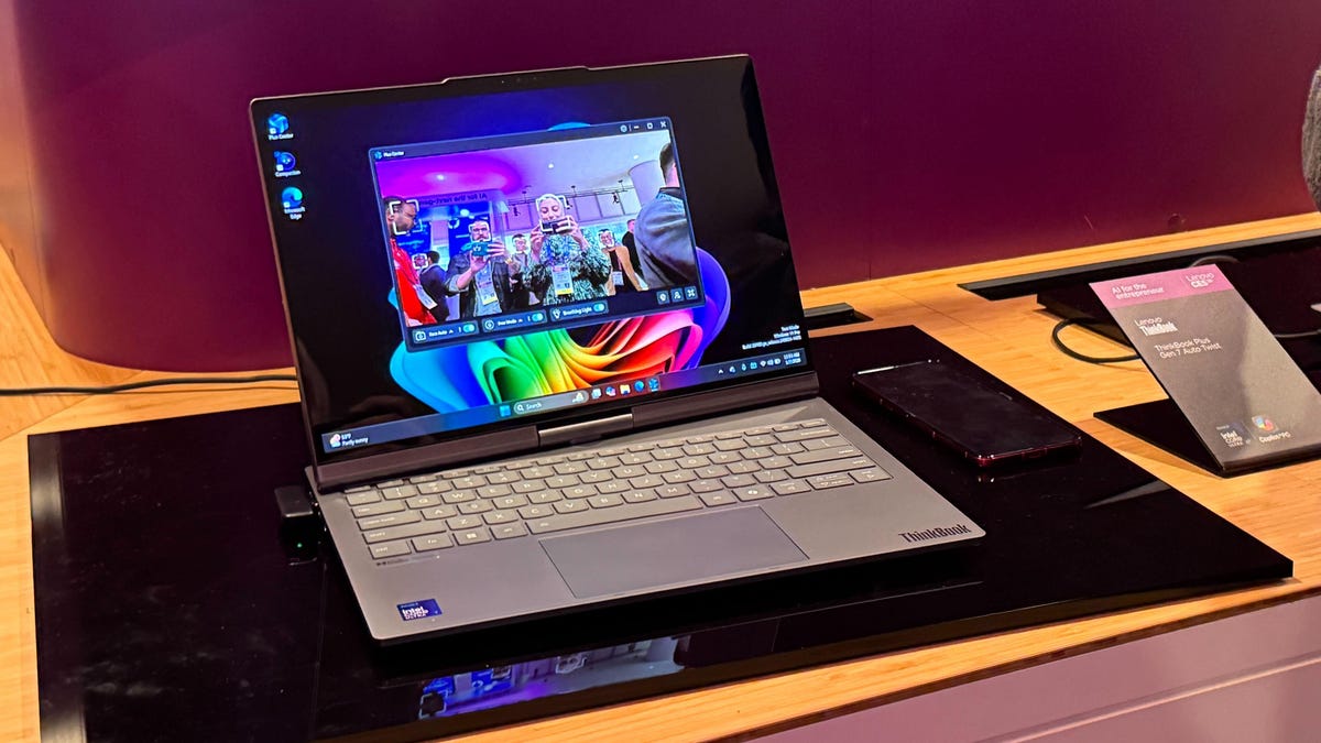 Lenovo представя лаптоп с AI, който следва движенията ви в заседателната зала
