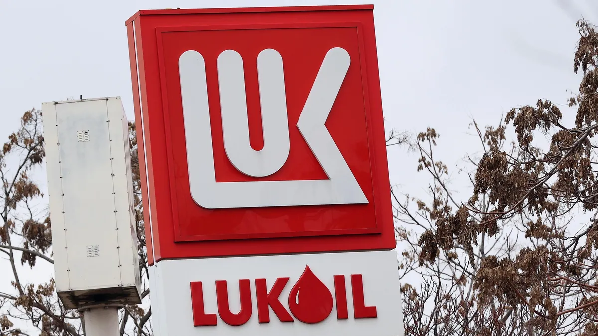 Лукойл продава чуждестранни активи на Carlyle: Влияние на санкциите
