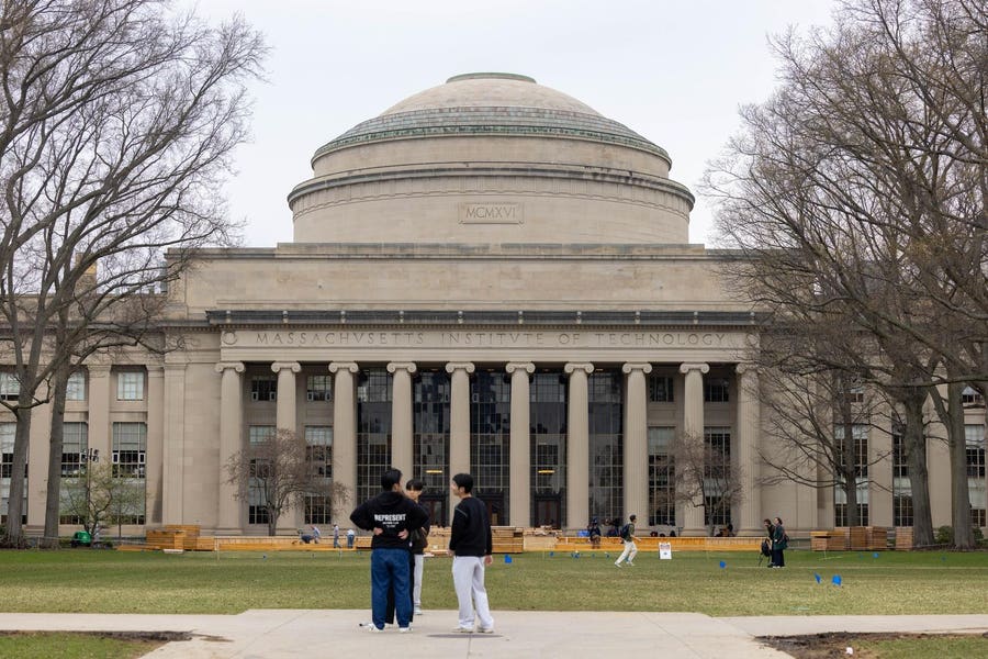 MIT Technology Review: Големите технологични тенденции за 2026 г.