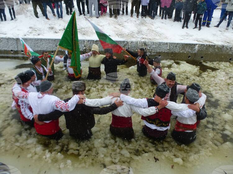 Традиционно мъжко хоро и богоявленски водосвет в Сливен на Йордановден