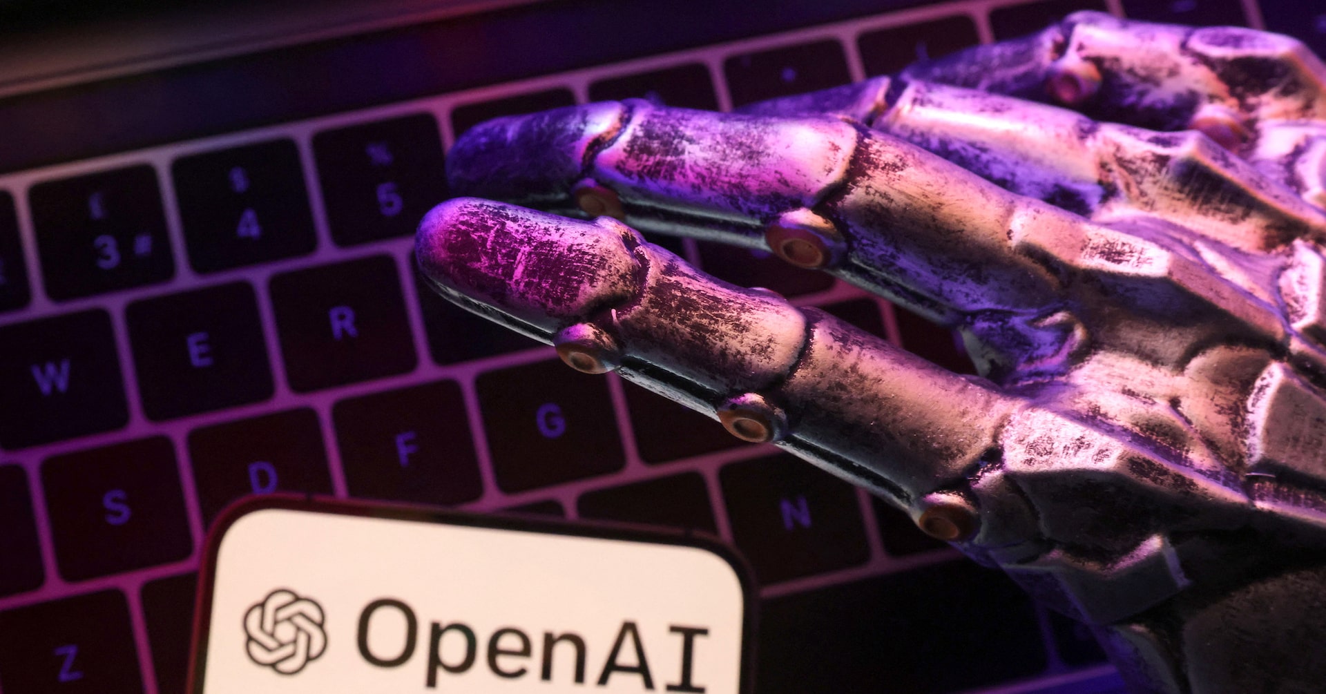 OpenAI планира да въведе реклами в чатботовете си