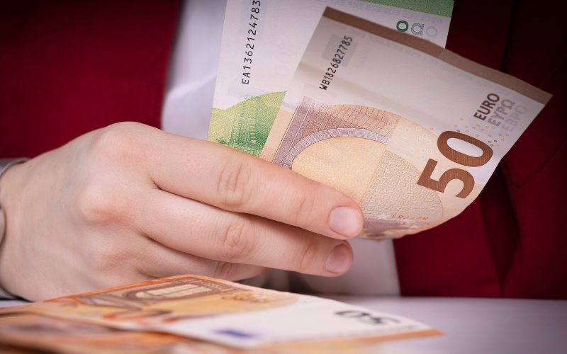 Как новата минимална заплата от 620,20 евро ще повлияе на българите