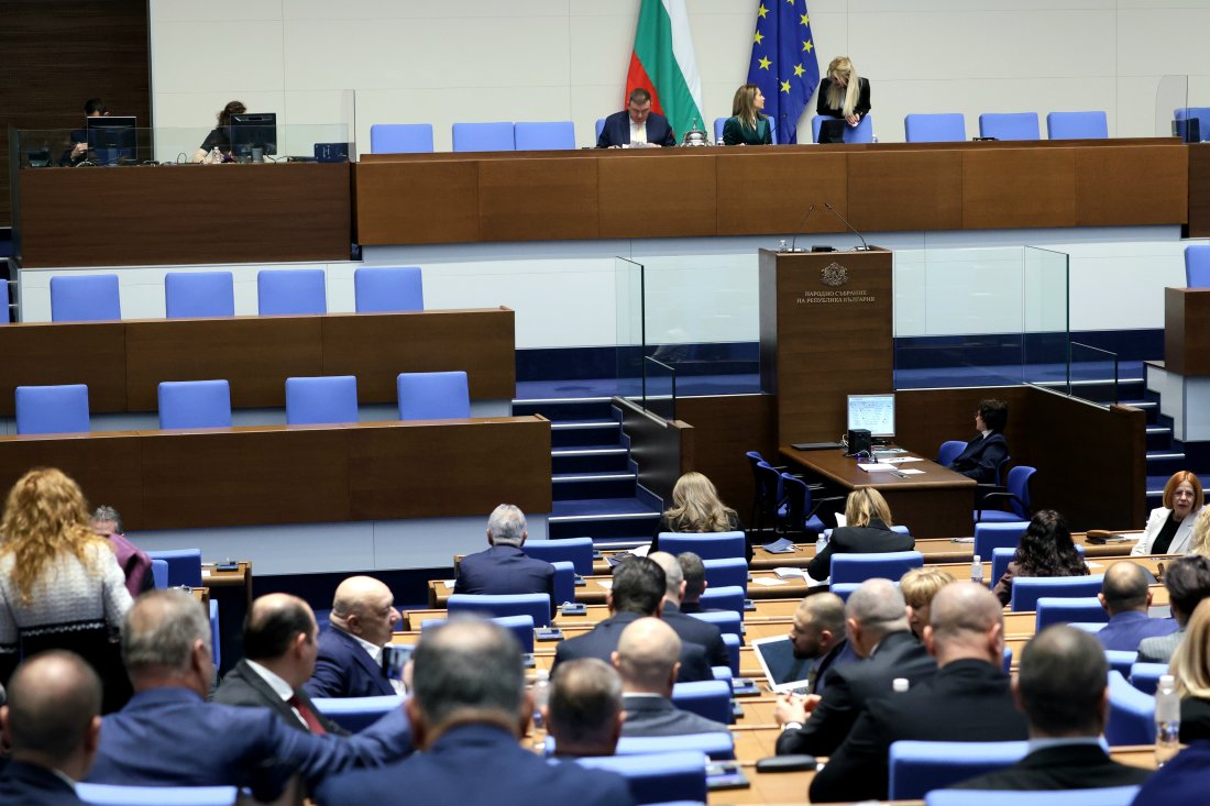 Парламентът обсъжда промени в Изборния кодекс: Ограничаване на секциите в чужбина