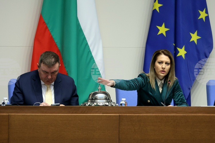 Парламентът обсъжда закриването на Комисията за противодействие на корупцията