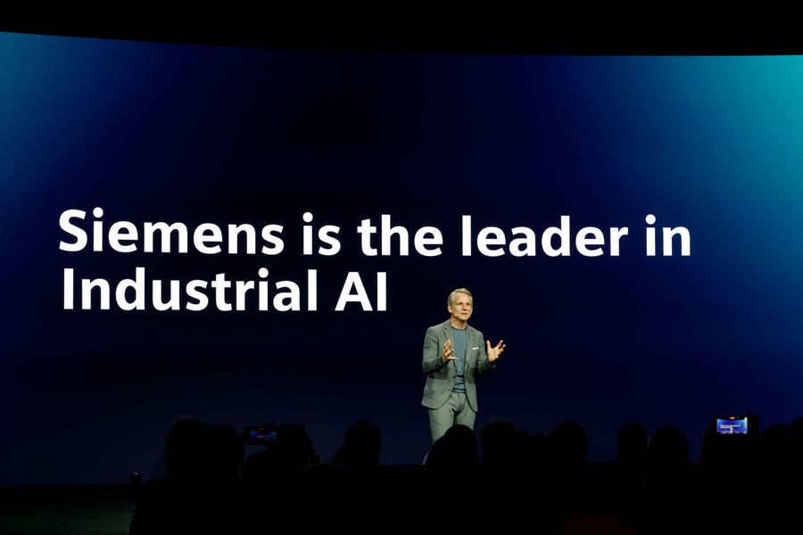 Siemens и бъдещето на индустриалния изкуствен интелект: Интервю с Питър Кьорте