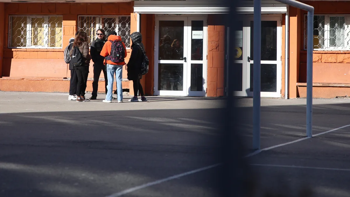 Пловдив в грипна епидемия: Учениците преминават на онлайн обучение