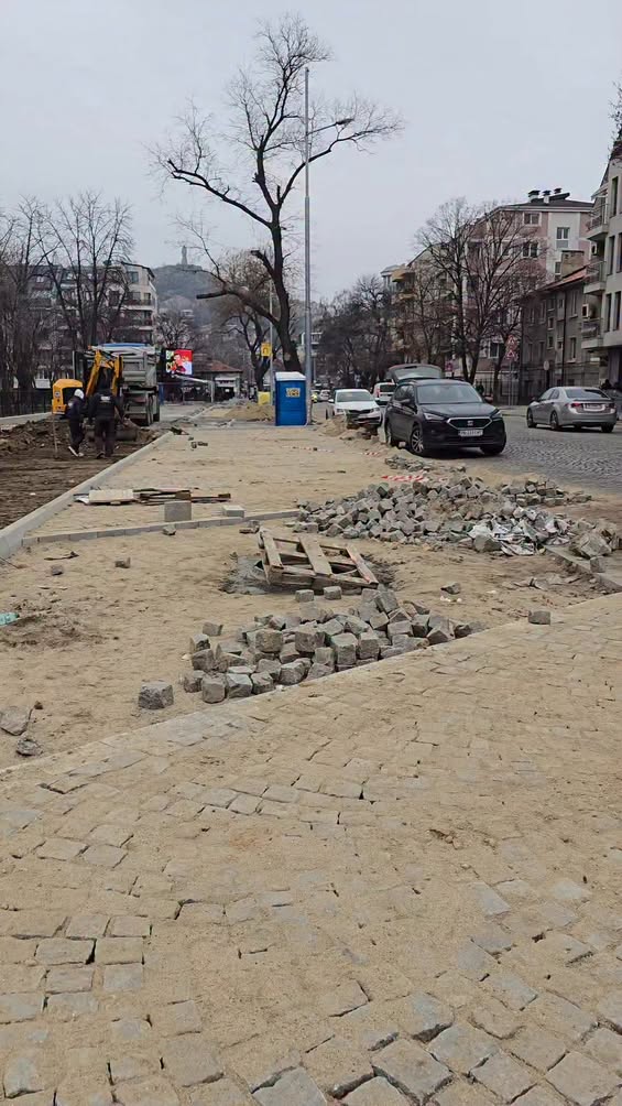 Инфраструктурни подобрения на бул. 'Пещерско шосе' в Пловдив: Тротоар и паркинг джобове скоро готови