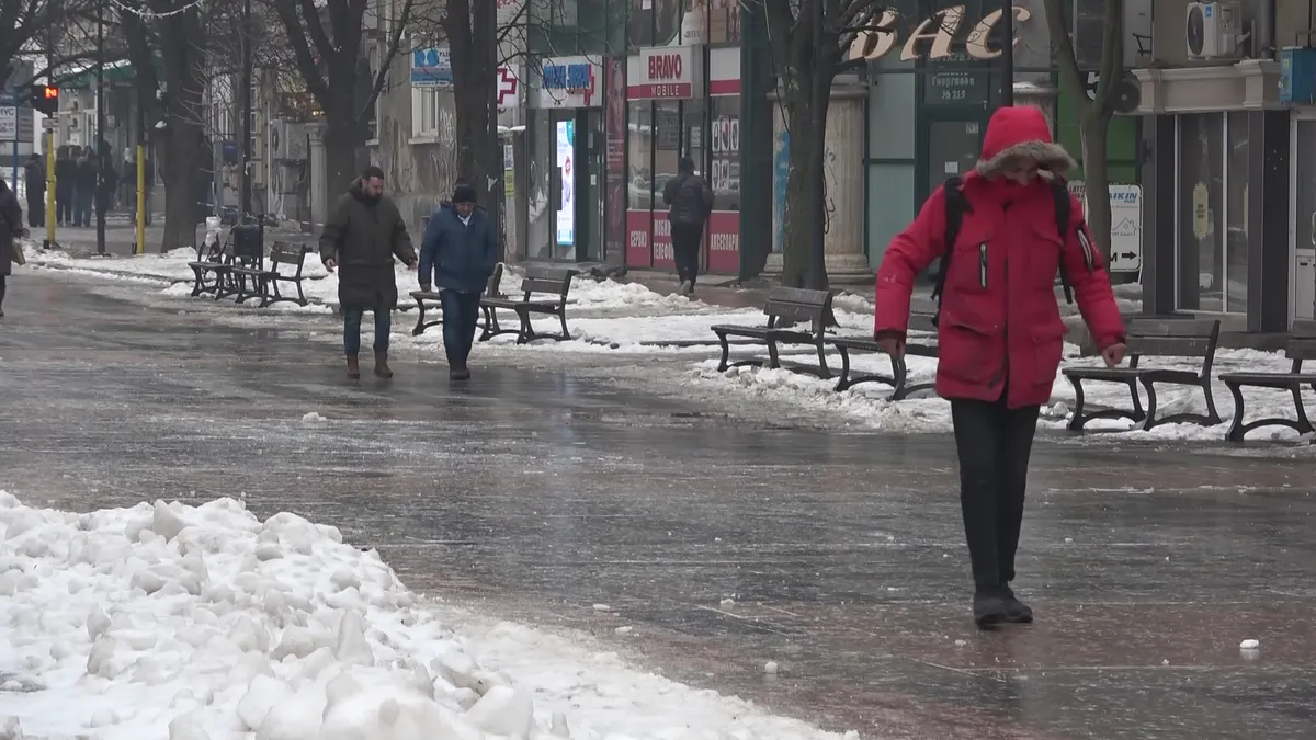 Десетки пострадали от заледени улици в Русе: Местните власти в действие