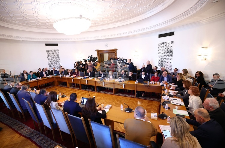 Парламентарната правна комисия обсъжда 100% машинно гласуване