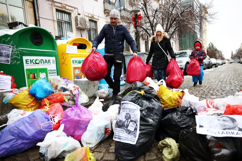 Кризата с боклука в София: Протестиращи изхвърлиха боклука си до Столична община