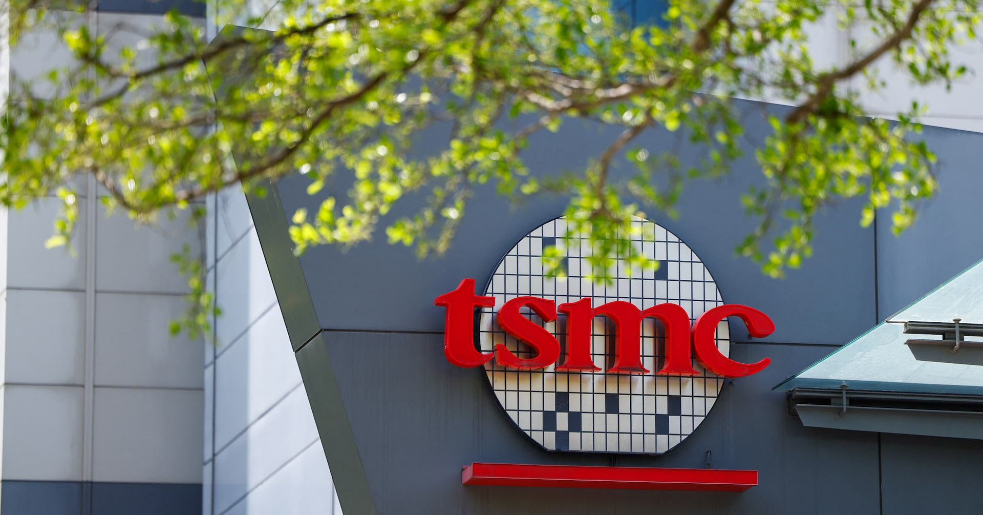 TSMC отчита 27% ръст на печалбата за Q4 благодарение на търсенето на AI чипове