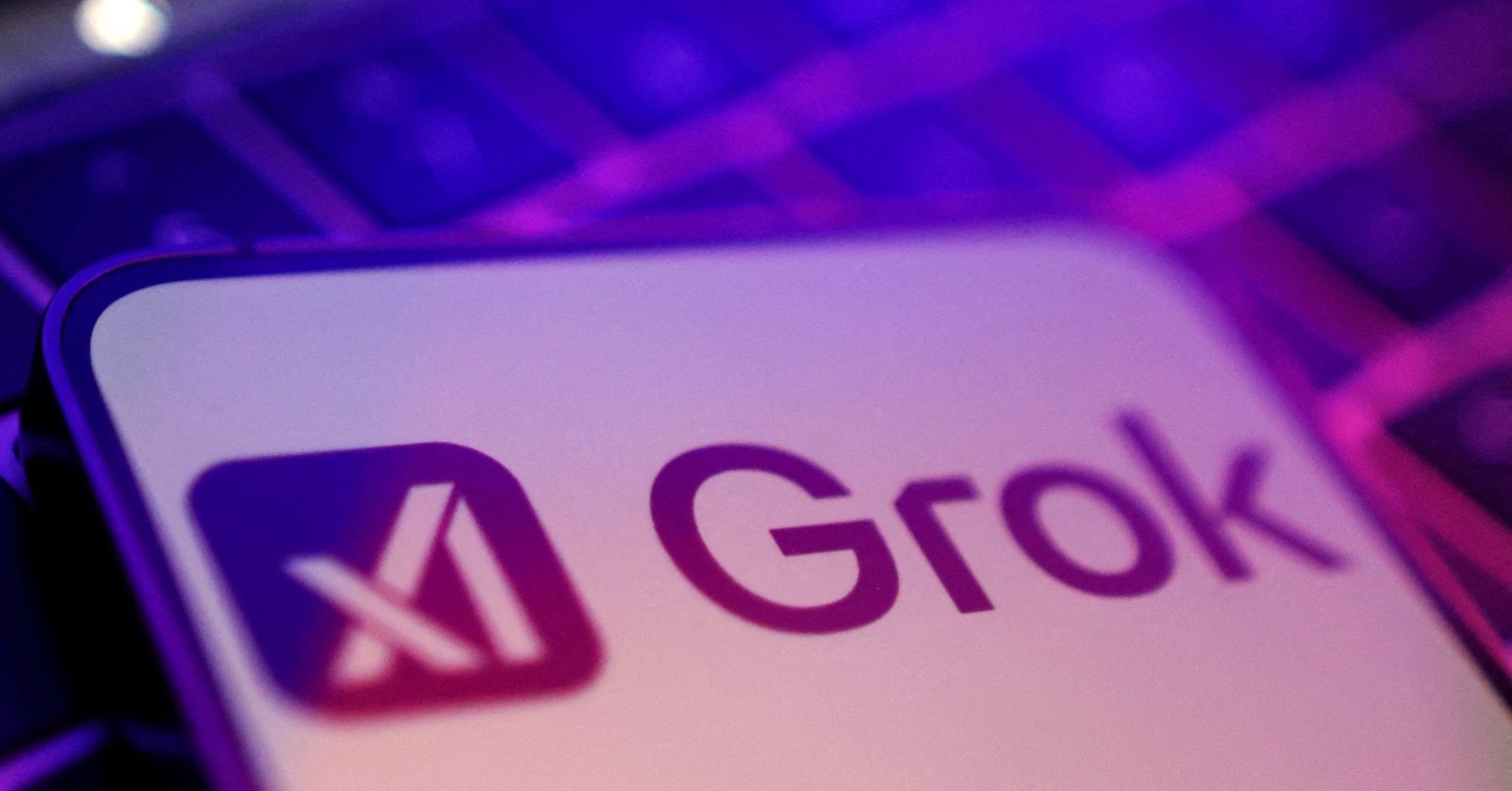 Европейската комисия започва процедури срещу AI чатбота Grok