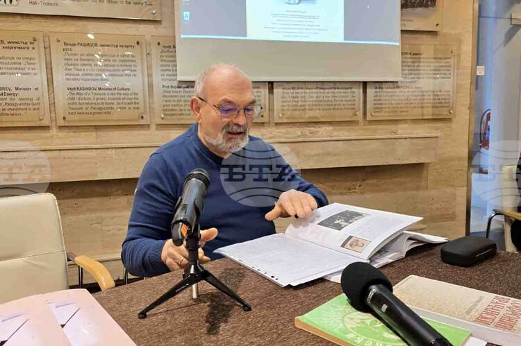 Здравчо Здравчев представи книга за български исторически личности в Панагюрище