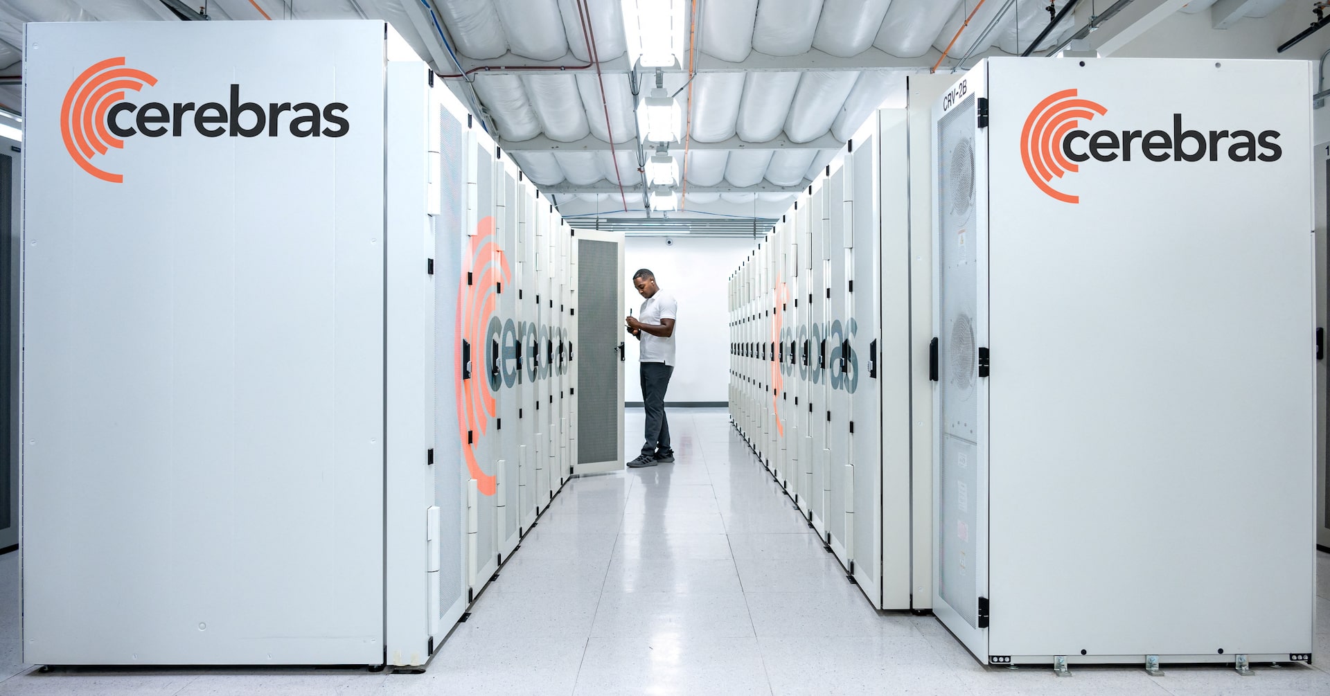 Cerebras Systems набира $1 милиард: Ново финансиране за AI чипове