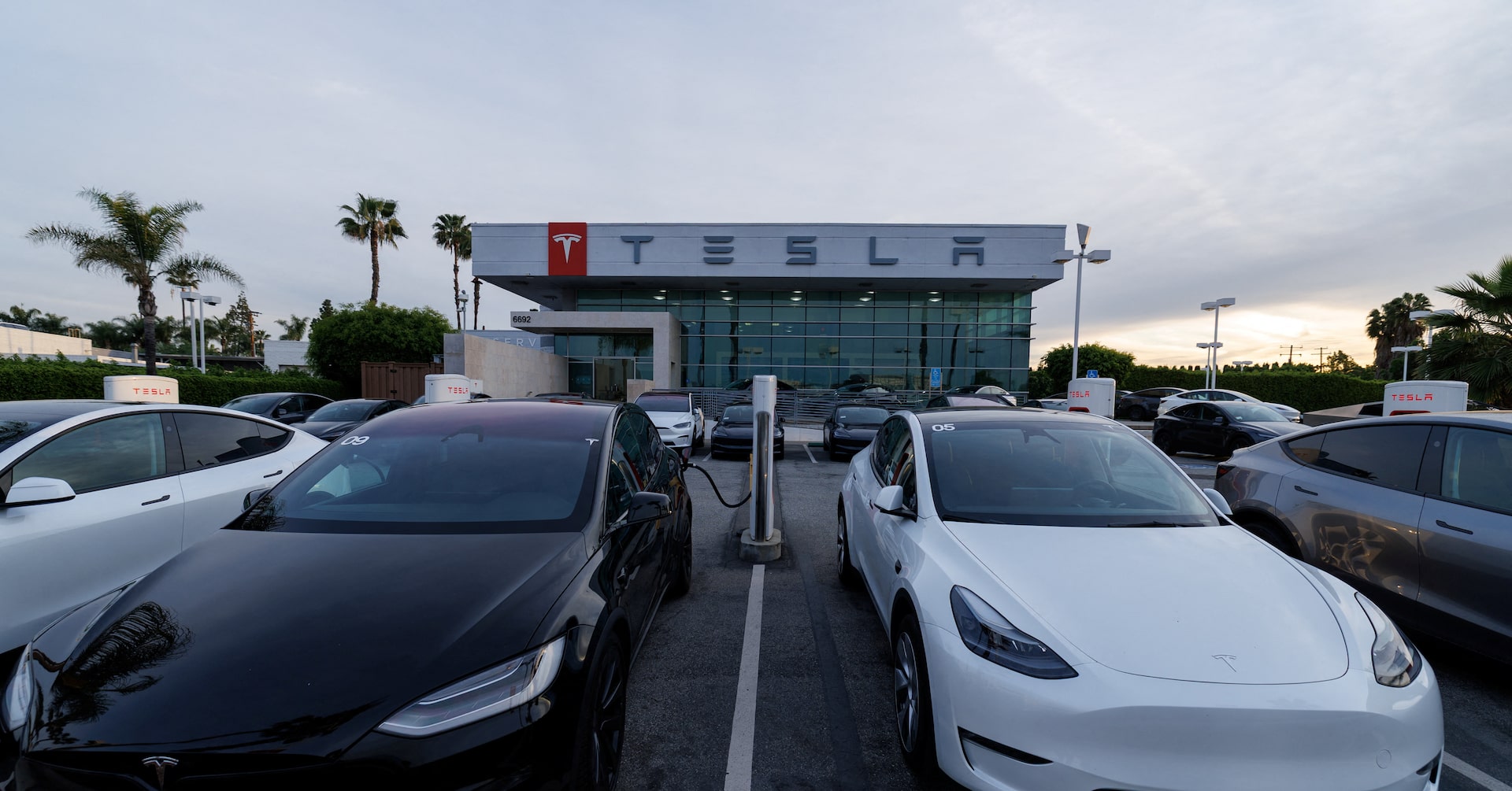 Tesla избягва спиране на лицензи в Калифорния след промени в маркетинга