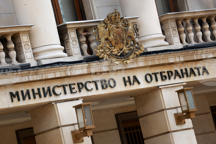Министерството на отбраната отчита намаляване на некомплекта, но спира наемането на военни