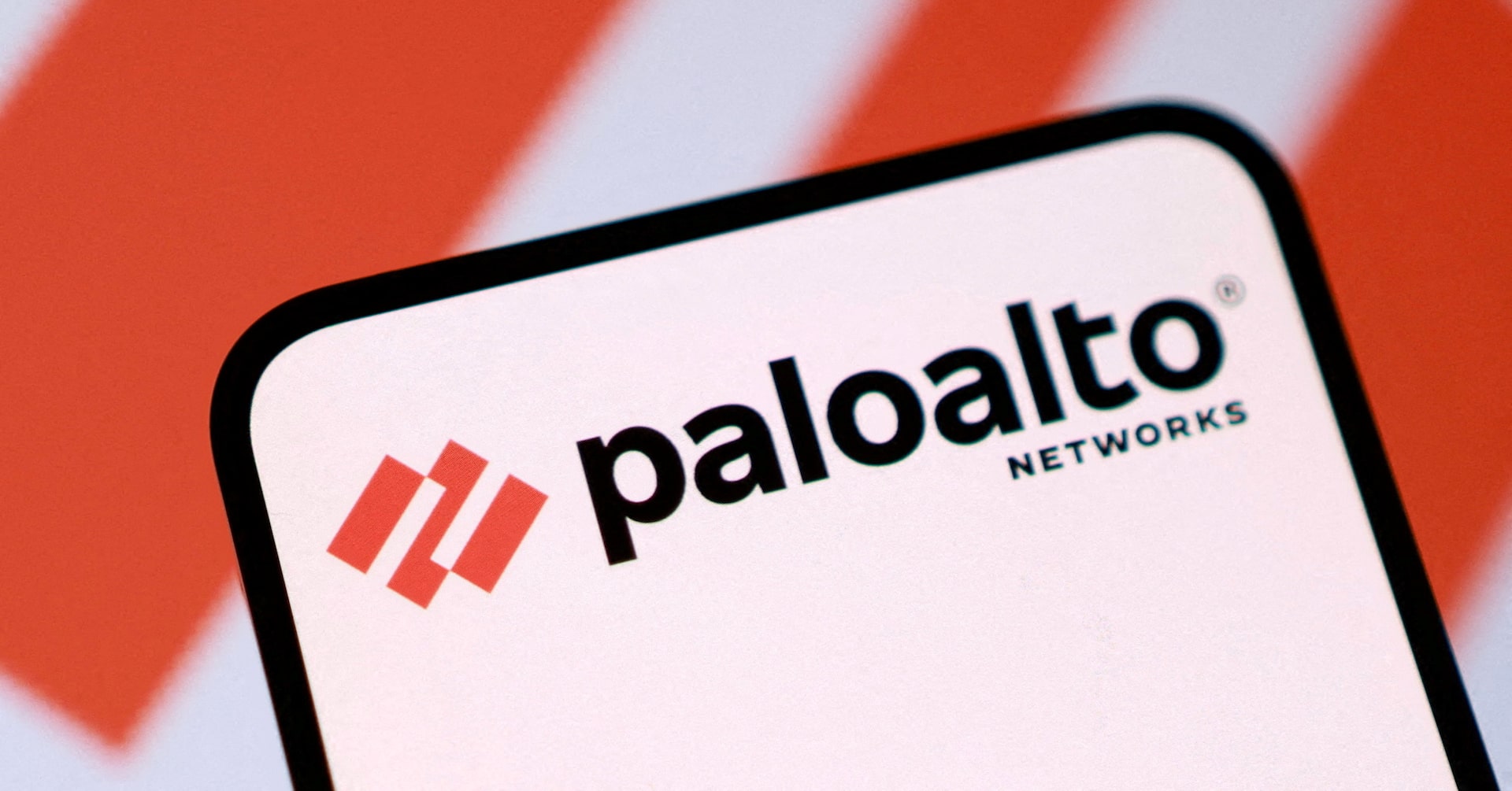 Palo Alto Networks намалява годишната прогноза за печалба поради разходи по сделки