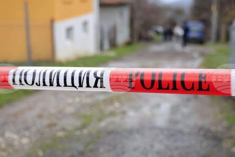 Полиция отцепи улица в село Българи, община Царево, заради криминално разследване