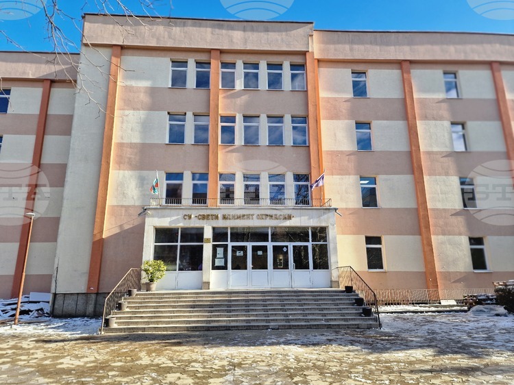 Троянски седмокласници събират средства за училищната библиотека с акция „Стотинка по стотинка“