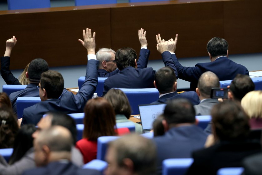 Спор в парламента заради провал на изслушването на енергийния министър за високите сметки за ток